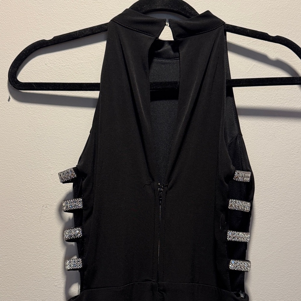 Elegant Black Sleeveless Dress - Picture 3 of 4